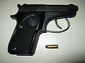 Пистолет Beretta Model 21 рядом с патроном 6,35×15 мм.