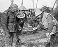 Канадские артиллеристы пишут поздравление с Рождеством на снаряде 60-фунтовой пушки, Сомма, Ноябрь 1916 г.