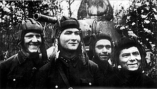 Экипаж танка Т-34 лейтенанта Г. М. Лугового (в центре). Октябрь 1941 г.
