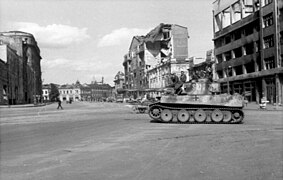 Немецкий «Тигр» в отбитом у советских войск Харькове на пл. Розы Люксембург, март 1943 г.