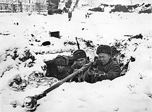 Расчёт противотанкового ружья ПТРД на позиции во время битвы за Москву. Московская область, зима 1941—1942 года