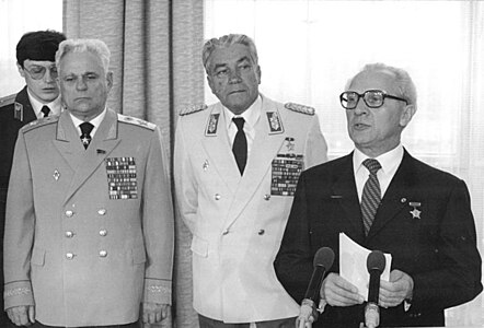 Главком ГСВГ (1972—1980) Е. Ф. Ивановский (слева), руководитель ГДР Э. Хонеккер и министр обороны ГДР Х. Гофман, 1980 год