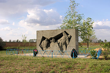 Монумент над могилой пяти героев-танкистов