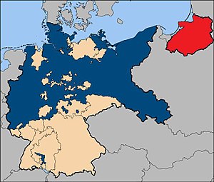 Восточная Пруссия (показана красным цветом) после Первой мировой войны (по Версальскому договору) была отделена от остальной Германии и Пруссии (показана синим цветом) Данцигским коридором.