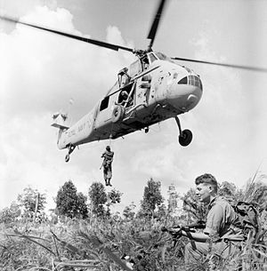 Британские солдаты десантируются на Борнео