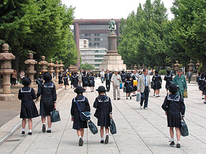 Японские школьницы в Ясукуни