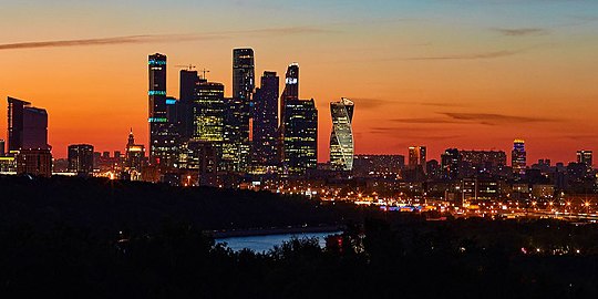 Вид на Москва-Сити с Воробьёвых гор вечером