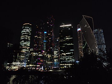 Вид на Москва-Сити со смотровой площадки моста «Багратион» ночью