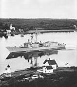 На фоне фрегата типа «Оливер Хазард Перри» USS Estocin  (англ.) (рус.