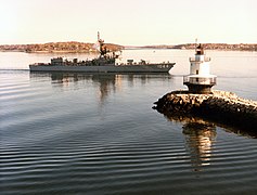 На фоне фрегата типа «Гарсия» USS Brumby  (англ.) (рус.