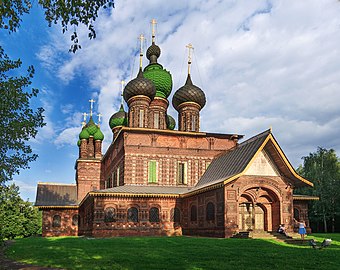 Церковь Иоанна Предтечи в Толчкове с симметричными пятиглавыми башенными приделами