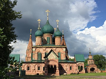 Церковь Иоанна Златоуста в Коровниках с симметричными шатровыми башенными приделами
