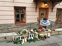 Мемориал около входа в генеральное консульство Швеции в Санкт-Петербурге, Россия. Декабрь 2019 года