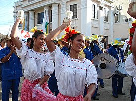 Девушки, танцующие кумбию в колумбийском городе Сан Пелайо