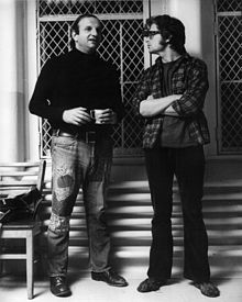 Бо Голдман (слева) и Майкл Дуглас на съёмках фильма Милоша Формана «Пролетая над гнездом кукушки»