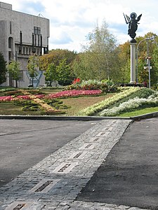 Цветочный герб (слева) в саду Шевченко, 2010