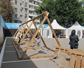 Деревянные качели на Фестивале археологии и реконструкции «Укек»