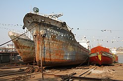 Участок разборки кораблей в Дакке на реке Буриганга
