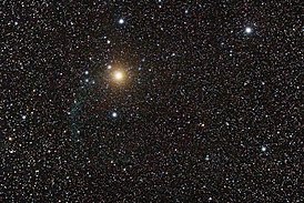 Sh2-308 видна как слабая голубая туманность, простирающаяся левее яркой оранжевой звезды Омикрон Большого Пса (север внизу)