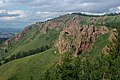 Арка и многочисленные скалы-останцы на склонах Торгашинского хребта