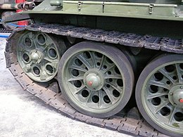Ходовая часть танка Т-34, вид на корму и ведущее колесо гребневого зацепления сзади