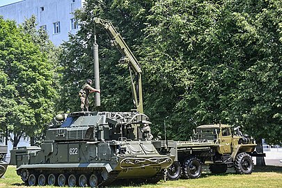 Загрузка транспортно-пускового контейнера (ТПК) в Тор-М2 538-го гв. зрп. 26 июня 2021.