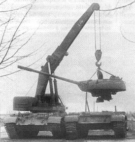 Кран СПК-12Г поднимает башню среднего танка Т-54