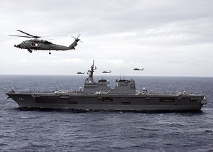 Вертолетоносец №181 Хюга на совместных учениях c ВМС США (2009 г.)
