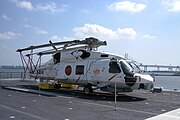 Запаркованный на палубе вертолетоносца №181 Хюга вертолет Мицубиси SH-60J МССО (2009 г.)