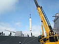 Загрузка контейнера в УВП MK41 на эсминце DDG-85 «Маккемпбелл»