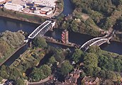 Пересечение двух каналов, Манчестерского и Бриджуотерского, и единственный в мире поворотный мост-акведук (слева)