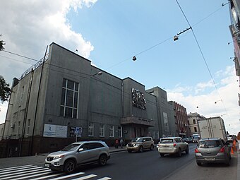 2013 г., Светланская ул. в том же месте у Дома офицеров ТОФ. Рельсы заасфальтированы, контактная сеть снята