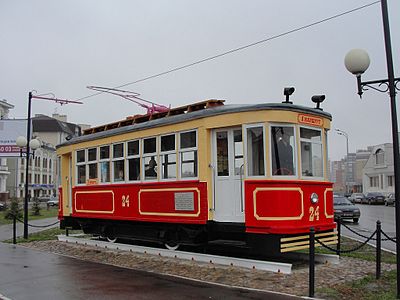 вагон Х на аллее Славы; основной тип трамвая в городе в 1930-х — 1940-х гг.