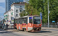 Трамвай модели 71-608КМ на улице Ленина