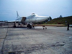 Подсоединение водила к передней стойке Ту-22М3.