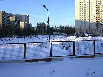 Стройплощадка станции в январе 2014 года. После заморозки строительства станции на этом месте был быстро возведён многоэтажный дом.