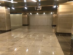 Временное металлическое ограждение, загораживавшее поперечный коридор, ведущий в законсервированный зал Солнцевской линии до 12 декабря 2020 года