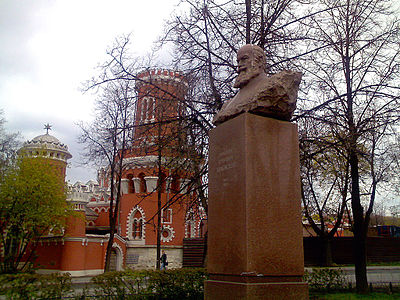 Памятник Николаю Жуковскому возле дворца, 2007 год