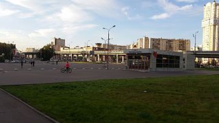 Вид на автобусную станцию рядом с метро, 21.09.2015