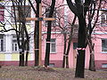 Деревянный крест, установленный на строительной площадке на бульваре Пушкина.