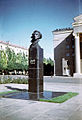 Памятник Пушкину у драмтеатра на постаменте облицованном плитами черного гранита (фотография 1975 года)