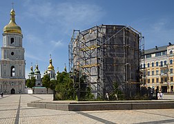 Памятник, укрытый от российских обстрелов (2022)