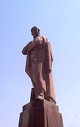 Памятник Джафару Джаббарлы в Баку. Скульптор Мир-Али Мир-Касимов