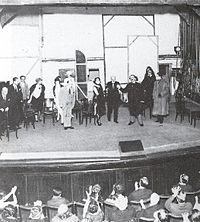 Луиджи Пиранделло вместе с актёрами после парижского представления пьесы (1923)