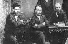 слева направо (сидят): В.В. Старков, Г.М. Кржижановский, В.И. Ульянов