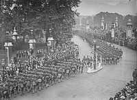 Колонна американских войск проходит Букингемский дворец в Лондоне, 1917 год.