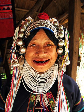 Женщина народа акха