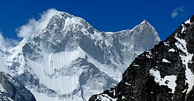 Вид на северную стену вершин Каланка[en] (слева) и Чангабанг (справа) с ледника Багини