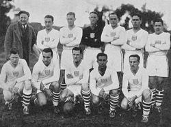 Сборная США 13 июля 1930 года перед матчем ЧМ-1930 со сборной Бельгии. Энди Олд стоит крайний справа.