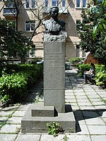 Памятник-бюст в Ялте